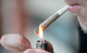 אדם מעשן ג'וינט מריחואנה (צילום: Pe3k, shutterstock)