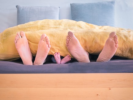 רגליים במיטה (צילום: simon matzinger-unsplash)