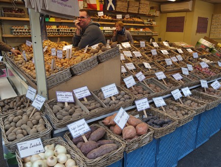 דוכן תפוחי אדמה בשוק (צילום: שירה סגל בורוכוב)