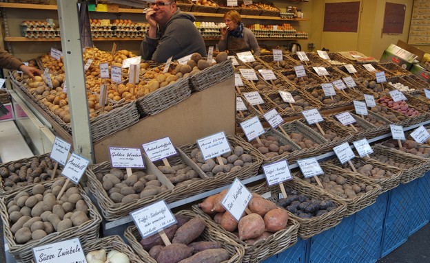 דוכן תפוחי אדמה בשוק (צילום: שירה סגל בורוכוב)