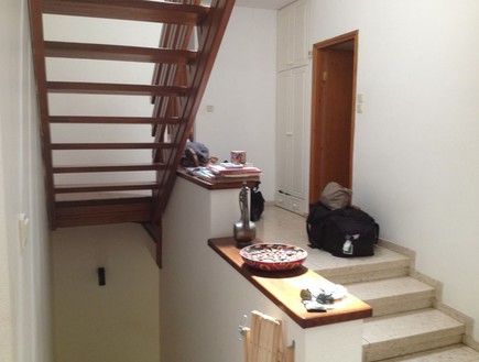 בית במרכז, עיצוב עינב גלילי, מדרגות, לפני השיפוץ (צילום: עינב גלילי)
