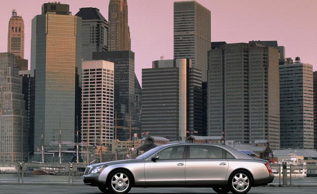 מכונית מייבאך על רקע ניו יורק (צילום: courtesy of DaimlerChrysler, GettyImages)