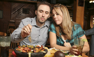 זוג אוכל ביחד (צילום:  Garren, shutterstock)