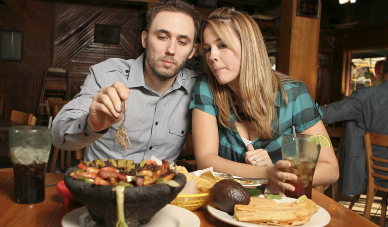 זוג אוכל ביחד (צילום:  Garren, shutterstock)