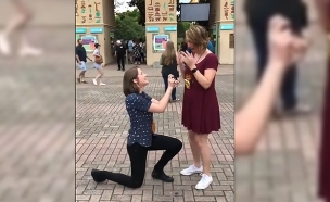 הצעת הנישואים המרגשת: בנות הזוג הציעו במקביל (צילום: cnn)