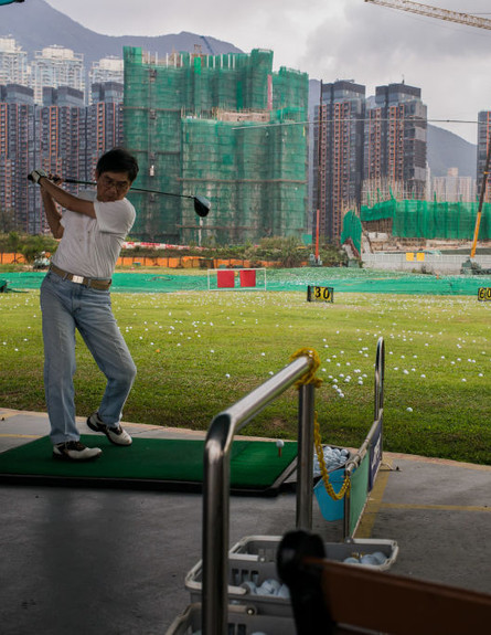 גבר משחק גולף בהונג קונג (צילום: Billy H.C. Kwok, GettyImages)