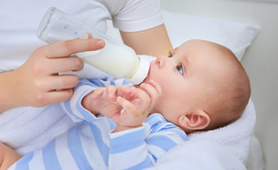 תינוק יונק מבקבוק (אילוסטרציה: By Dafna A.meron, shutterstock)