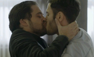 תום אבני ואודי פרסי מתנשקים (צילום: באדיבות HOT, יחסי ציבור HOT)