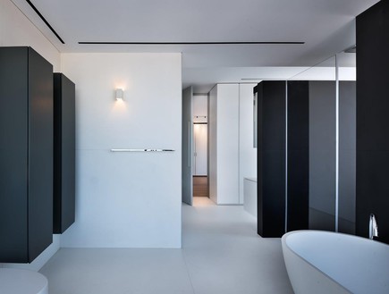 שחור לבן, חדר רחצה, עיצוב מיכל האן (צילום:  עמית גירון)
