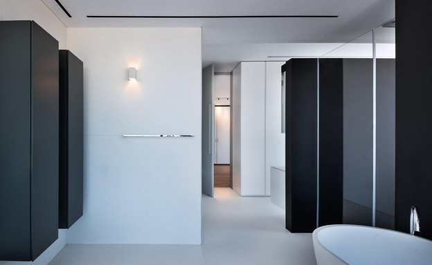 שחור לבן, חדר רחצה, עיצוב מיכל האן (צילום:  עמית גירון)