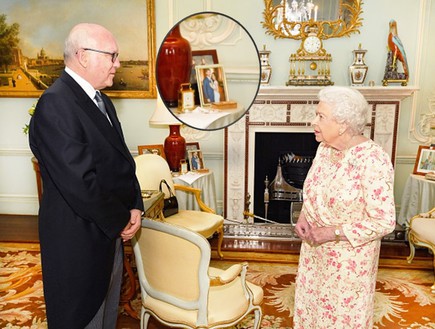 המלכה אליזבת ותמונה של מייגן והארי (צילום: WPA Pool / Pool - Gettyimages)