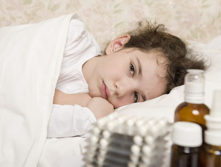 ילדה חולה במיטה (צילום: Didecs, shutterstock )