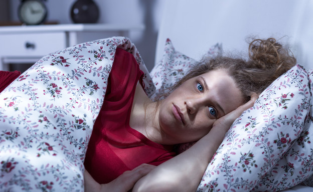 אישה לא נרדמת במיטה (צילום: Photographee.eu, shutterstock)