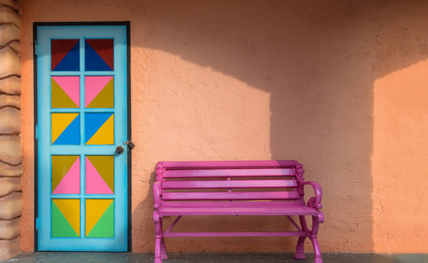 דלת צבעונית (צילום: ATIKAN PORNCHAIPRASIT, Shutterstock)