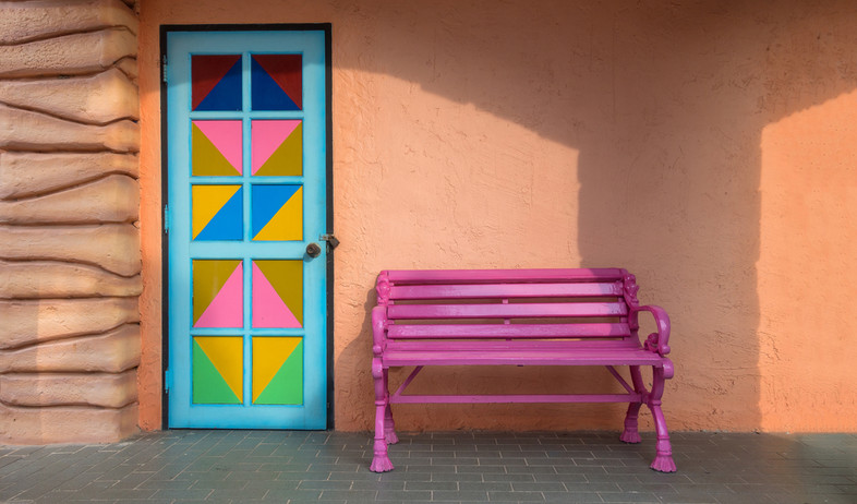 דלת צבעונית (צילום: ATIKAN PORNCHAIPRASIT, Shutterstock)