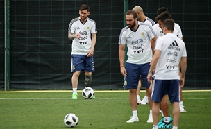 היגואין ומסי באימון נבחרת ארגנטינה (צילום: רויטרס)