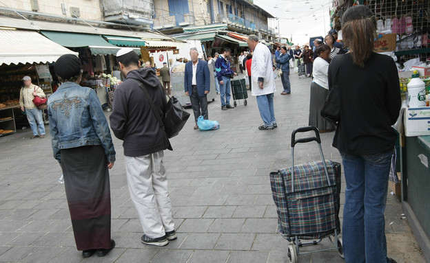 קונים בשוק מחנה יהודה בירושלים עומדים בצפירה ליום השואה (צילום: קובי גדעון, מרים אלסטר , פלאש 90)