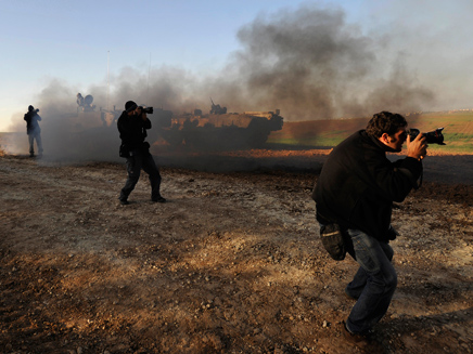 צלמים זרים מצלמים חיילים ישראליים (צילום: רויטרס)