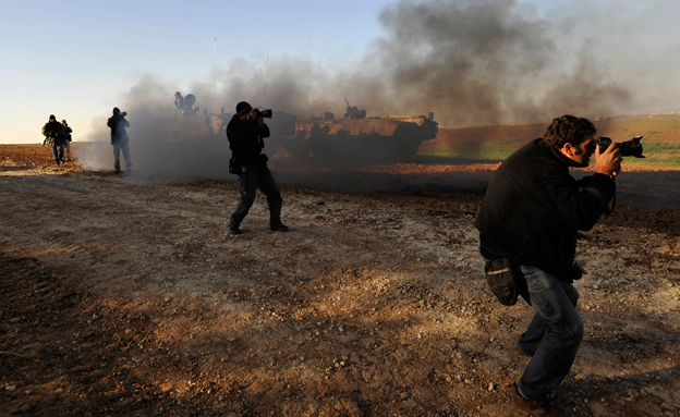 צלמים זרים מצלמים חיילים ישראליים (צילום: רויטרס)