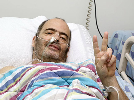 אדם בעת אשפוזו בבית החולים (צילום: מתוך עמוד הפייסבוק של איכילוב, חדשות)