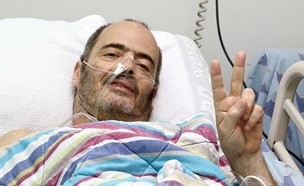 אדם בעת אשפוזו בבית החולים (צילום: מתוך עמוד הפייסבוק של איכילוב, חדשות)