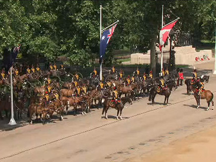מצעד פרשים לכבוד המלכה (צילום: סקיי ניוז)