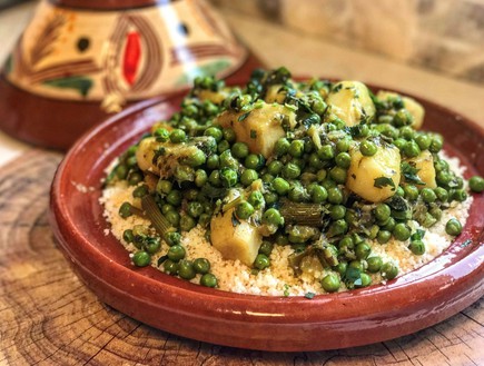 קוסקוס עם תבשיל אפונה וארטישוק ירושלמי (צילום: רעות עזר, mako אוכל)
