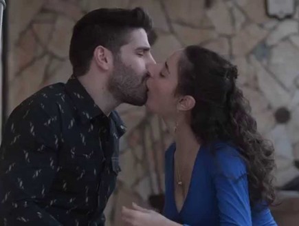 מירי ואלבז מתנשקים (צילום: צילום מסך מתוך HOT)