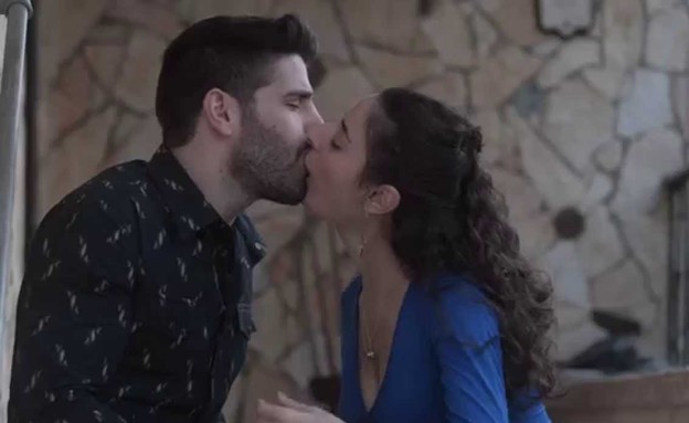 מירי ואלבז מתנשקים (צילום: צילום מסך מתוך HOT)