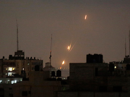 שיגורים מרצועת עזה לשטח ראל (צילום: AP, חדשות)