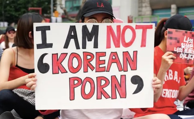 נשים מוחות בקוריאה (צילום: Korean Exposé ,YouTube, צילום מסך)