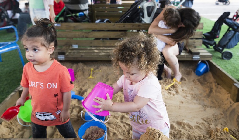 ילדים משחקים בארגזי חול של אורבן 95 (יח``צ: שני הלוי, יחסי ציבור)