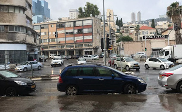 הגשם תפס את החיפאים בהפתעה (צילום: חדשות)