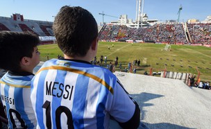 ילדים צופים באימון נבחרת ארגנטינה בבואנוס איירס (צילום: Marcelo Endelli/Stringer/getty images)
