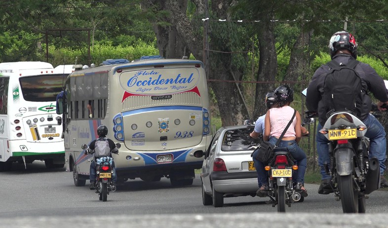 אוטובוס בקולומביה (צילום: cheapbooks, shutterstock)
