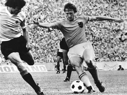 יוהאן קרויף במדי נבחרת הולנד במונדיאל 1974, אז הכתומים היו מעצמה (
