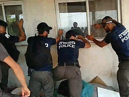 קרב גרסאות בין המשטרה למתיישבים (צילום: חדשות)