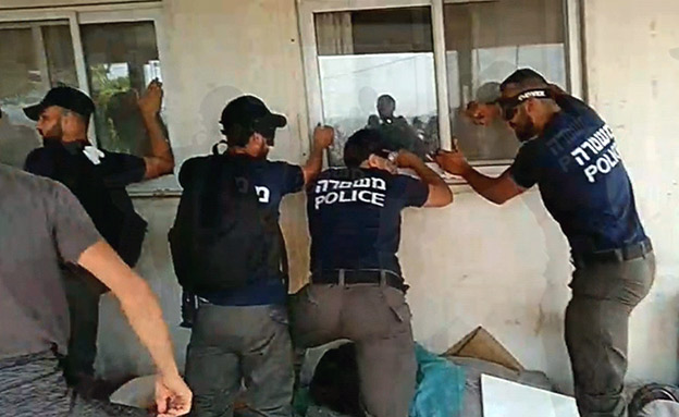 קרב גרסאות בין המשטרה למתיישבים (צילום: חדשות)
