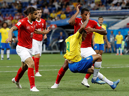 שחקני שוויץ מצליחים לחלץ נקודה מברזיל (צילום: רויטרס, חדשות)