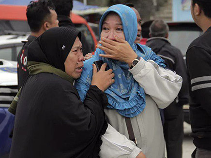 משפחות הנעדרים באינדונזיה (צילום: AP, חדשות)