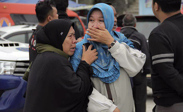 משפחות הנעדרים באינדונזיה (צילום: AP, חדשות)