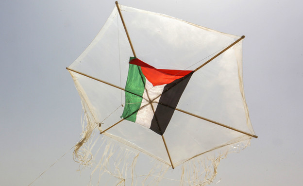 איש מטיס עפיפון תבערה עם דגל פלסטין (צילום: Abed Rahim khatib, פלאש 90)