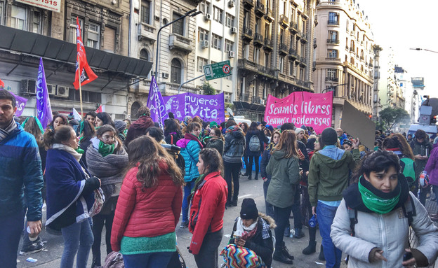 הפגנה בעד הפלות בארגנטינה (צילום: Brainsil, shutterstock)