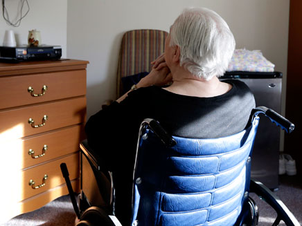 חשד: מטפלת התעללה בקשישה בת 77 (צילום: AP, חדשות)