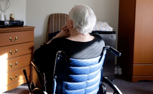 חשד: מטפלת התעללה בקשישה בת 77 (צילום: AP, חדשות)
