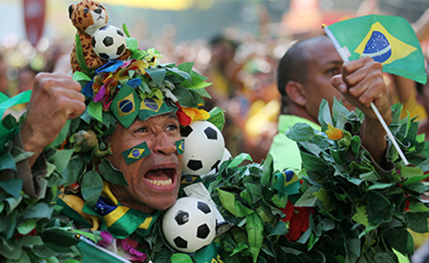 אוהד ברזיל חוגג את הניצחון על קוסטה ריקה (צילום: רויטרס, חדשות)