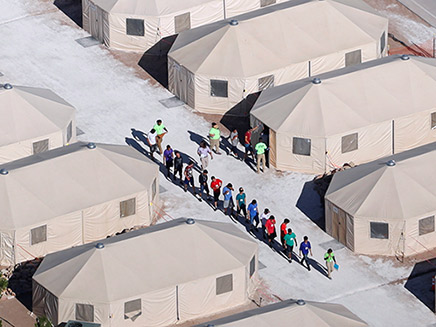 מחנה לילדי מהגרים שהופרדו מהוריהם בטקסס (צילום: רויטרס, חדשות)