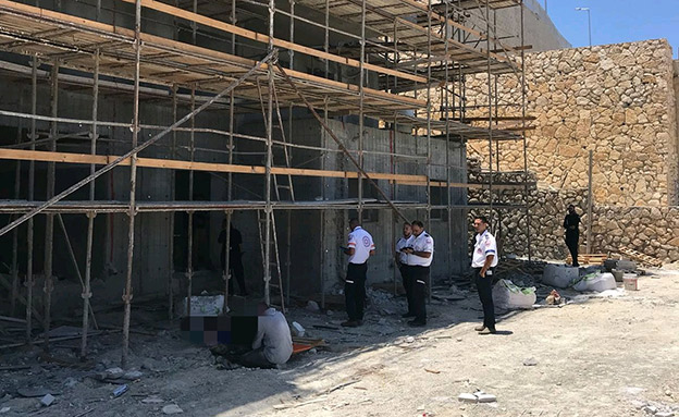 פועל נפל באתר בנייה בנצרת עילית (צילום: דוברות מד"א, חדשות)