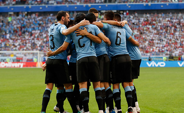 שחקני נבחרת אורגוואי חוגגים את ניצחום (צילום: חדשות)