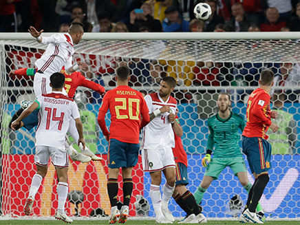 המרוקאים הבקיעו לספרדים (צילום: AP, חדשות)